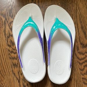 Women’s like new OOFOS OOLALA sandals - white, purple and teal. Size 9.